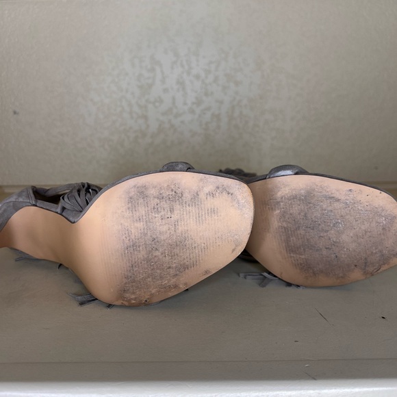 Size 9.5 Fringly beauty. Steve Madden, suede, gorgeous taupe color! - Picture 7 of 8